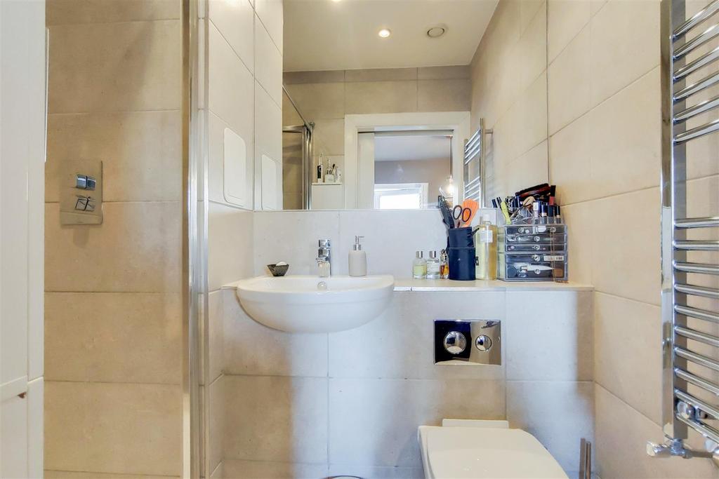 10 Main Ensuite-1.jpg