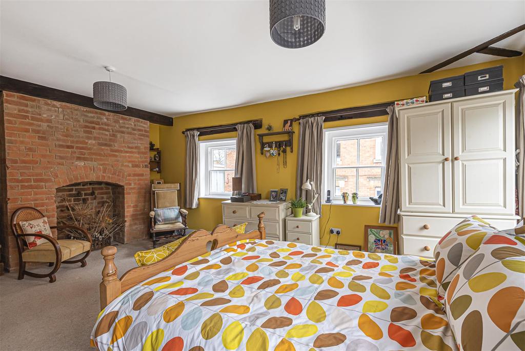 Long Street, Devizes 2 bed terraced house £210,000