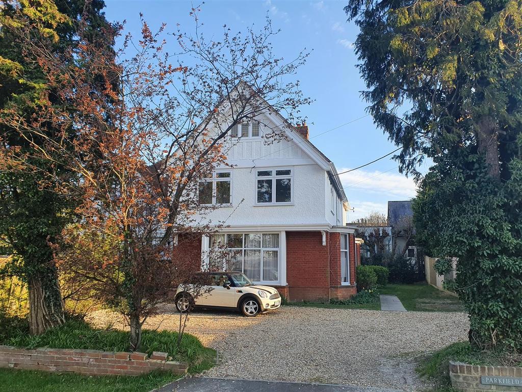 Oakwood Road, Burgess Hill 2 bed flat £1,100 pcm (£254 pw)