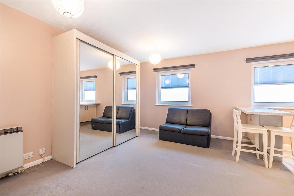 3 Carrick Court-3.JPG