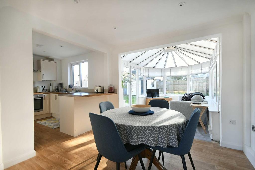 Hardens Mead, Chippenham 3 bed semidetached house £325,000