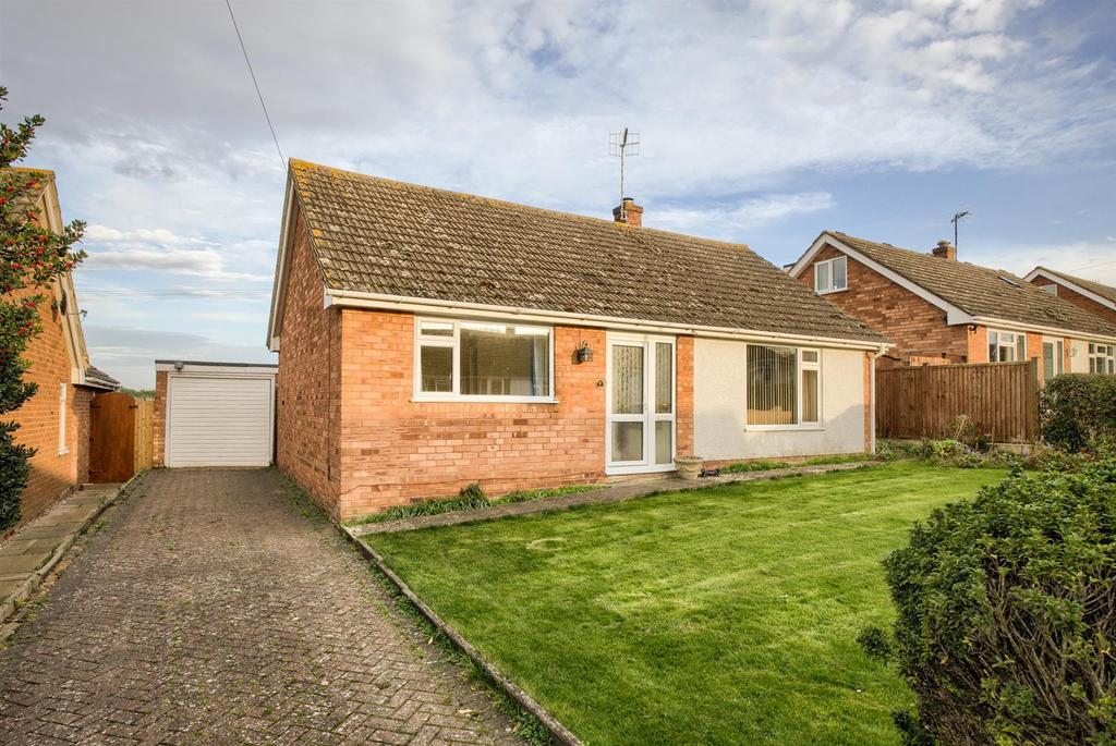 Cherry Orchard, Charlton, Pershore 2 bed detached bungalow £315,000