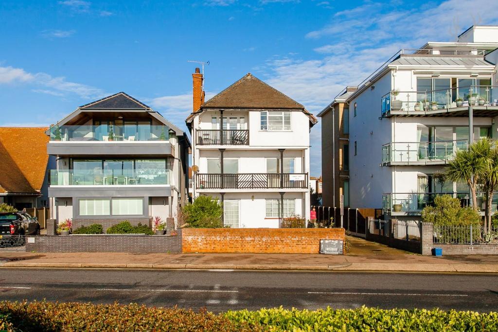 Chalkwell Esplanade, WestcliffOnSea 2 bed flat to rent £1,300 pcm