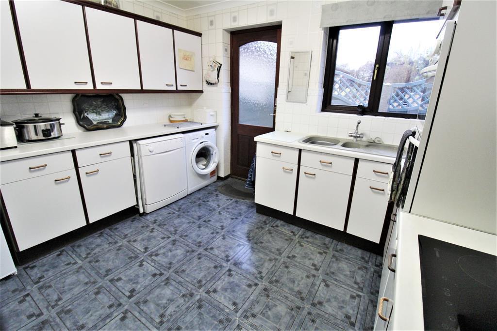 View Tree Close, Harley, Rotherham, S62 7UT 2 bed detached bungalow £