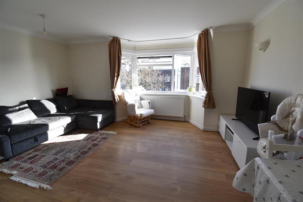 St. Andrews Square, Surbiton 2 bed apartment £1,350 pcm (£312 pw)