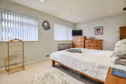 27 Drayton Close, Swindon Village, Cheltenham, GL51 9QB