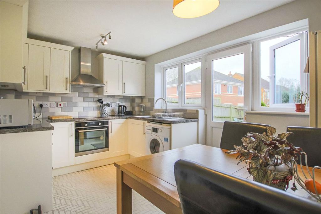 Roman Way, Warfield, Berkshire, RG42 2 bed semidetached house £325,000