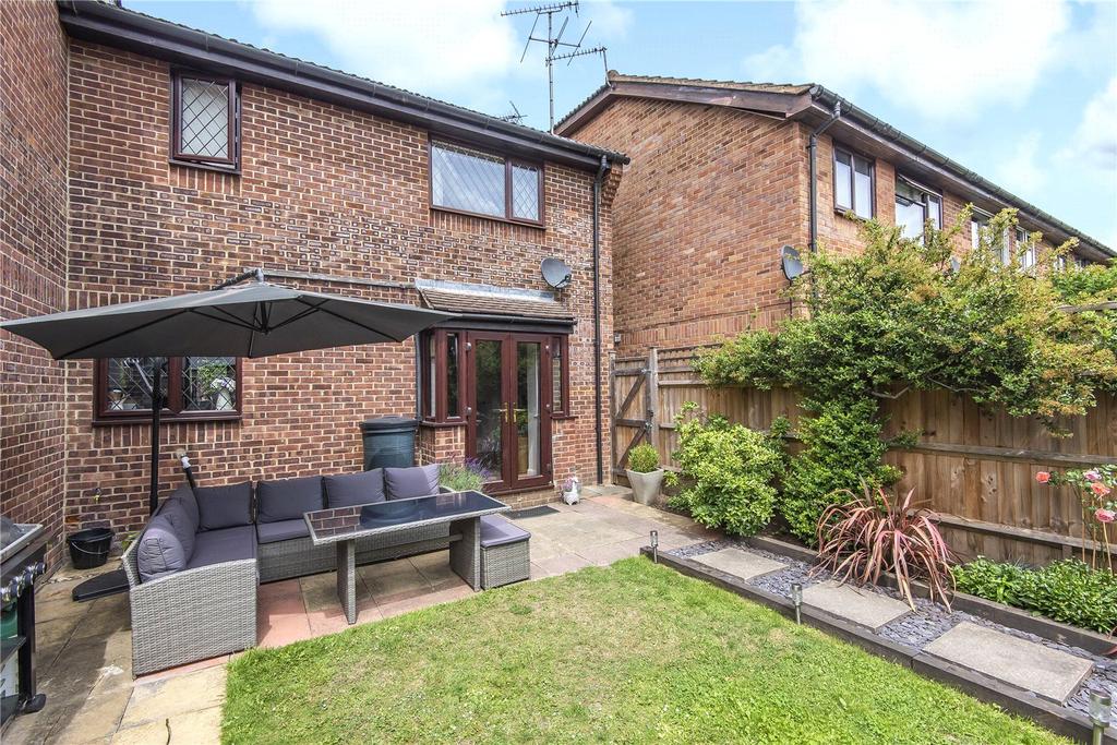 The Buntings, Weydon Lane, Farnham, Surrey, GU9 2 bed end of terrace house £289,950