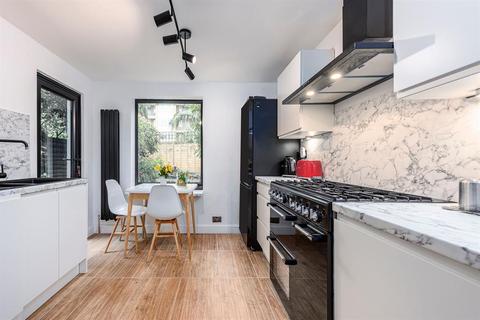 12 Reighton Road, London, E5 8SG