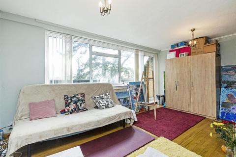 36 Lydney Close, London, SW19 6JN