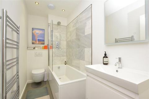 Flat B, 362 Lee High Road, London, SE12 8RS