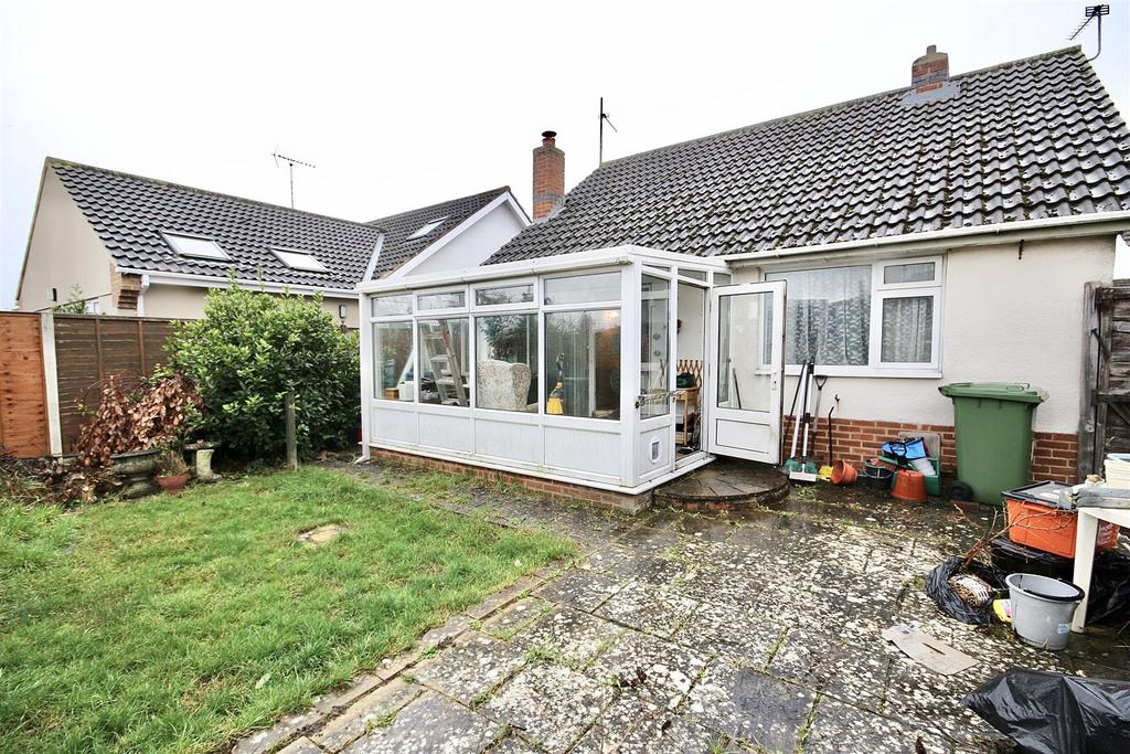 Queensfield, Swindon 2 bed detached bungalow £245,000