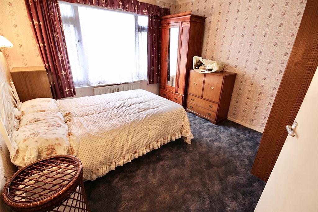 Queensfield, Swindon 2 bed detached bungalow £245,000