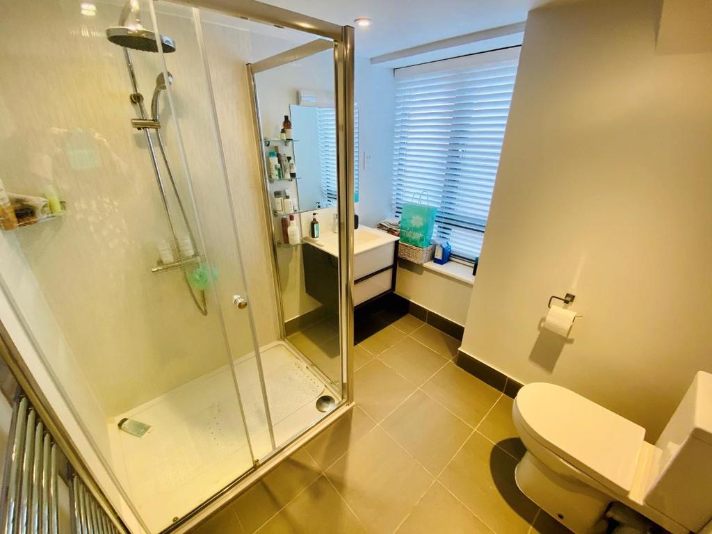 Swan Bed1 Ensuite.jpg