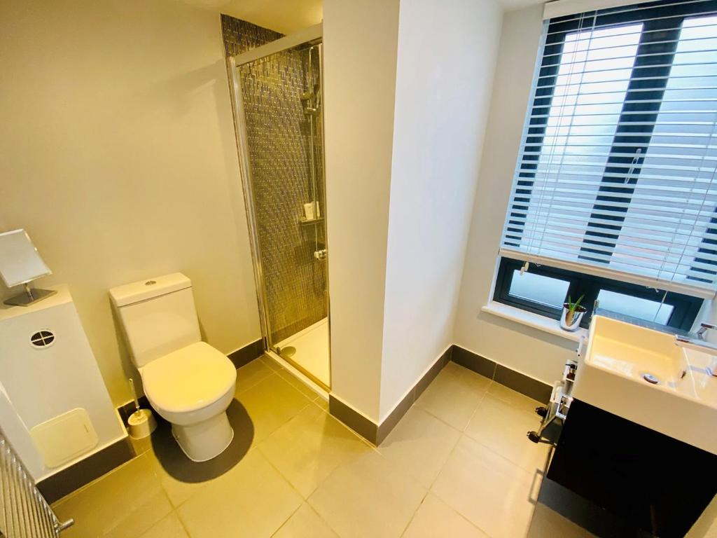 Swan Bed2 Ensuite.jpg