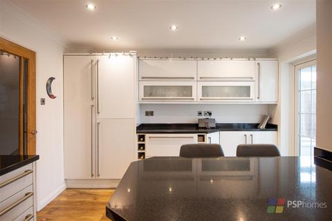 119 Beech Hill, Haywards Heath, RH16 3TS