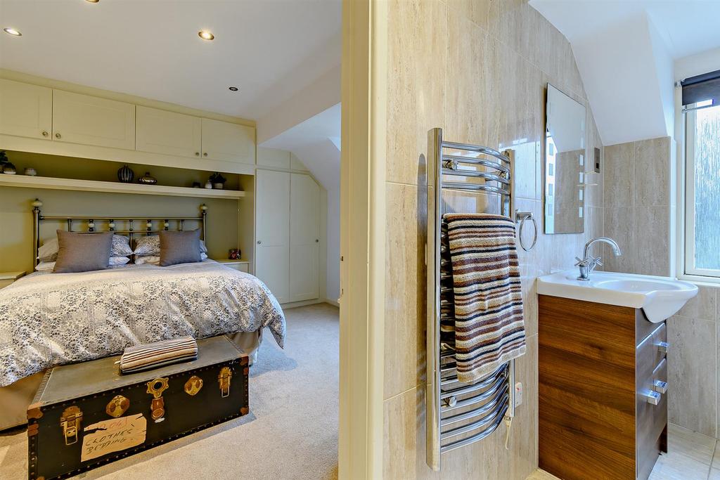 Bedroom Two /Jack &amp; Jill Family Bathroom
