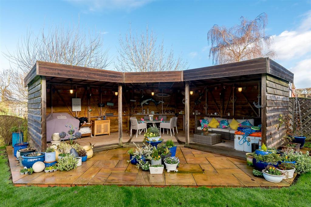 Outdoor Eating &amp; Entertaining Area