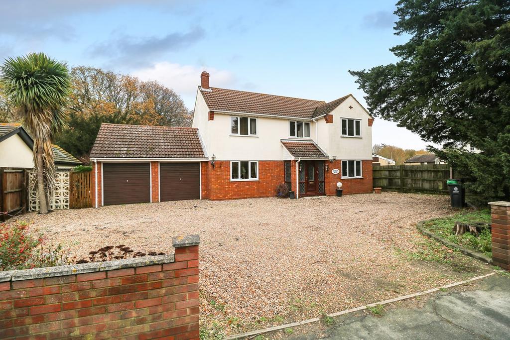 Harwich Road, Great Bromley, Colchester, CO7 4 bed detached house £