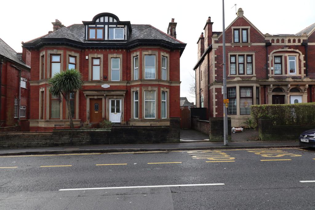 Preston New Road, Blackburn, BB2 6 bed semidetached house for sale £