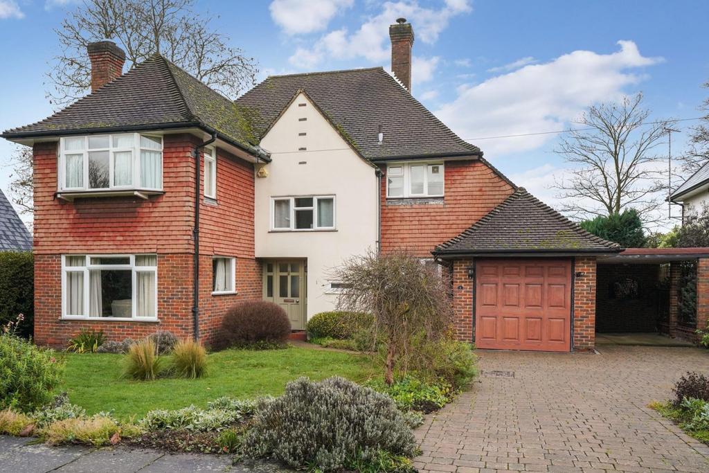 Cricket Way, Weybridge, KT13 4 bed detached house £1,295,000
