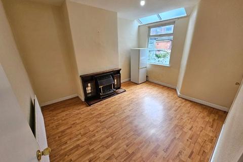 3 bedroom terraced house to rent, Ravensdale Street, Rusholme, Manchester, M14