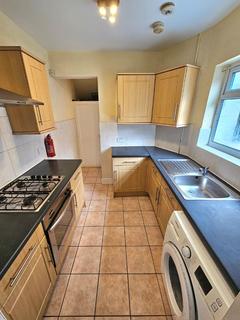 3 bedroom terraced house to rent, Ravensdale Street, Rusholme, Manchester, M14