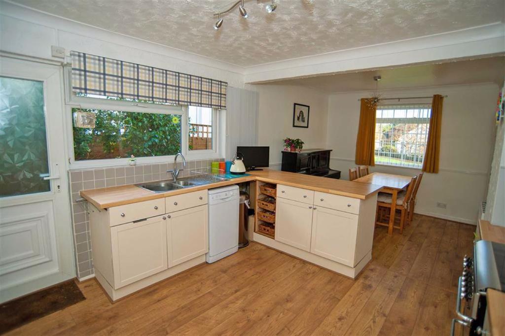 The Vineries, Wimborne, Dorset 4 bed chalet £545,000
