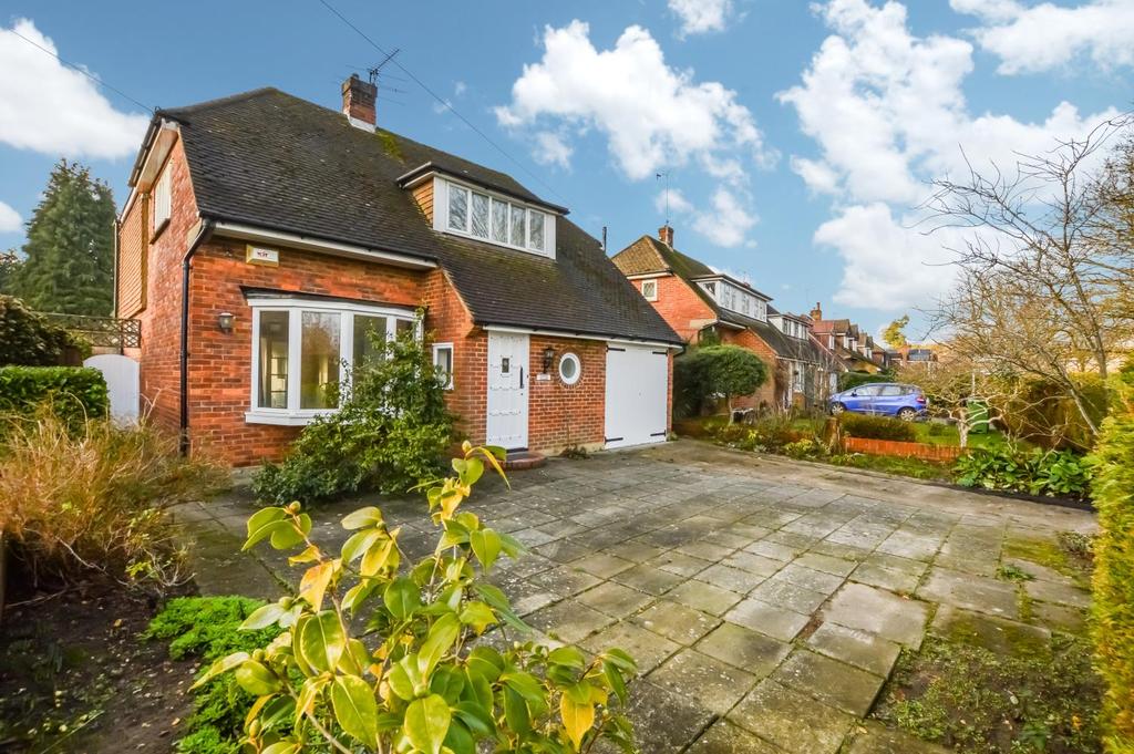 Coldharbour Road, Pyrford, Surrey, GU22 4 bed detached house £2,750