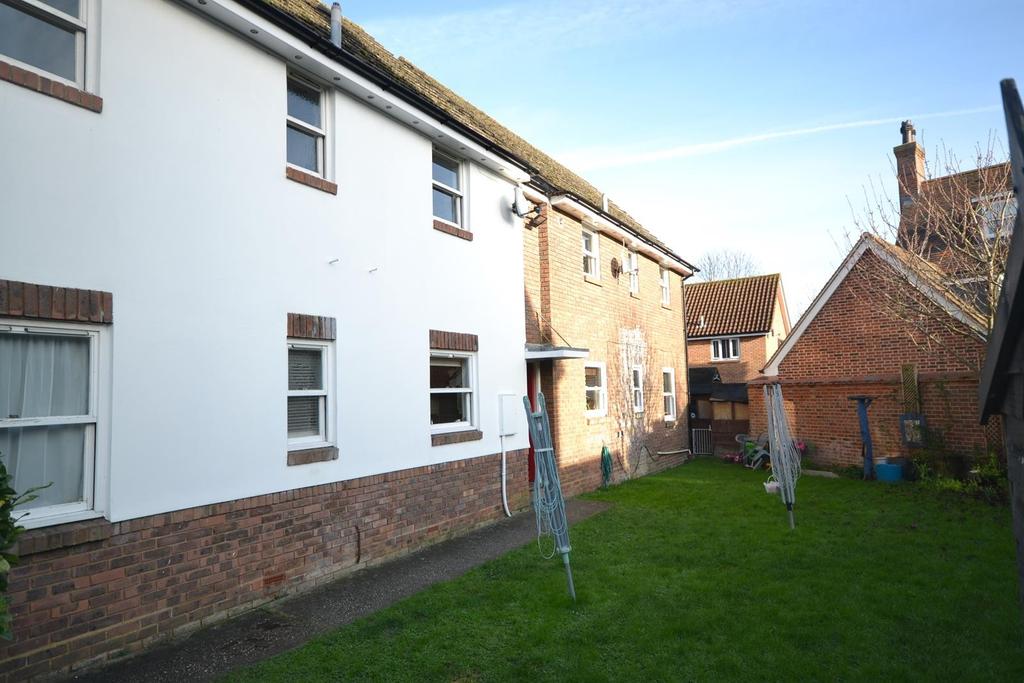 Godfrey Way, Dunmow, Essex, CM6 2 bed apartment £850 pcm (£196 pw)