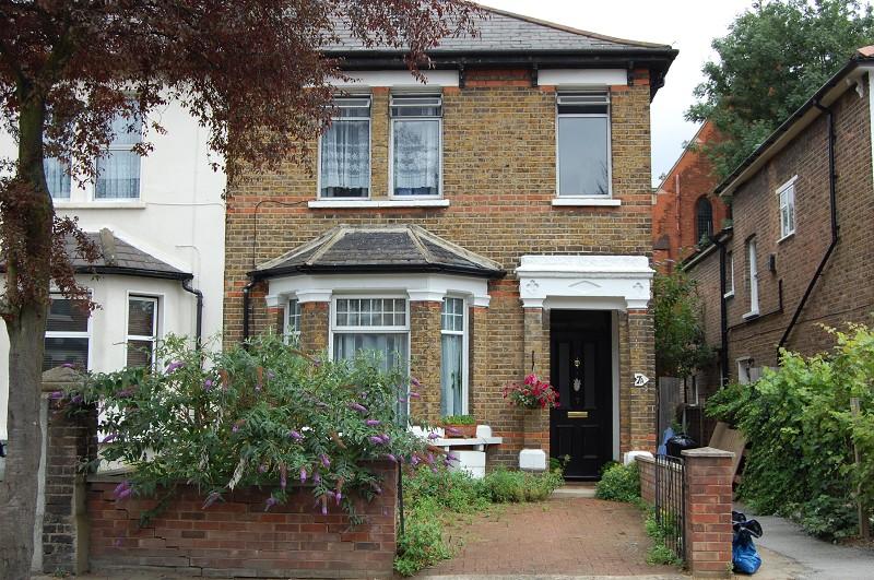 Coldershaw Road, West Ealing, London.... 2 bed flat £1,250 pcm (£288 pw)