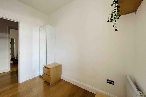 1 bedroom in a flat share to rent, Wapping Lane, London E1W