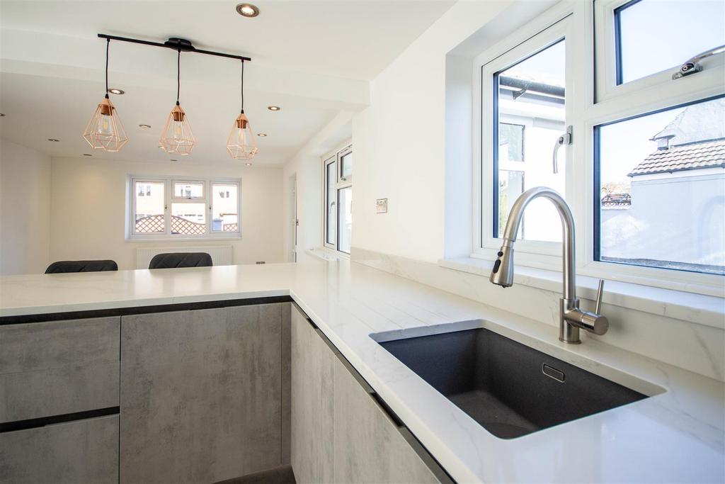 Kitchen 1.jpg