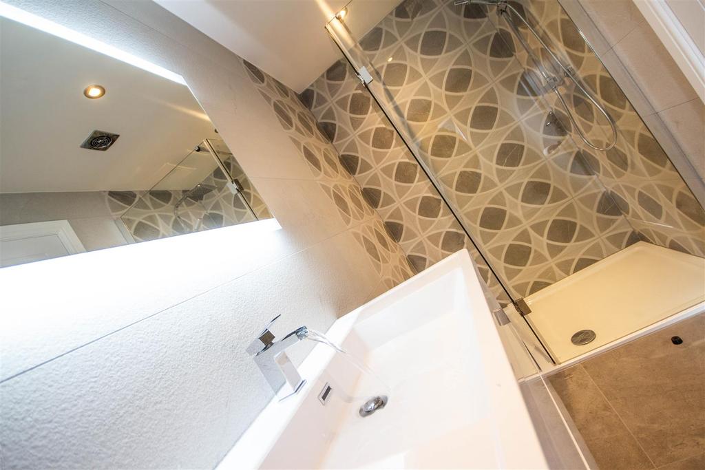 Ensuite 1.jpg