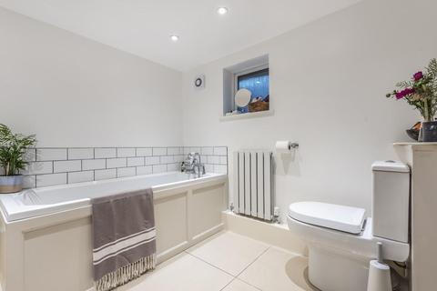 178a Lewisham Way, London, SE4 1UU