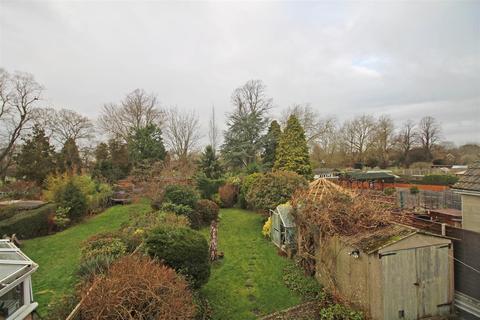 32 Hillside, Horsham, RH12 1NG