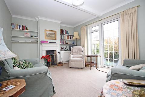 32 Hillside, Horsham, RH12 1NG