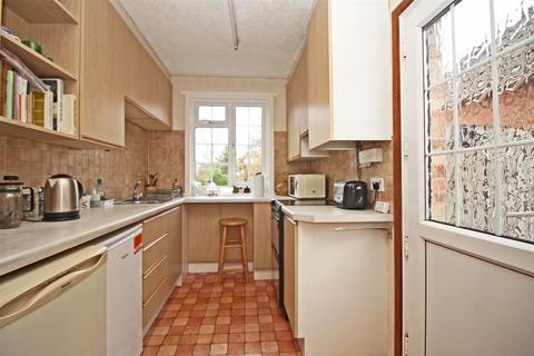 32 Hillside, Horsham, RH12 1NG