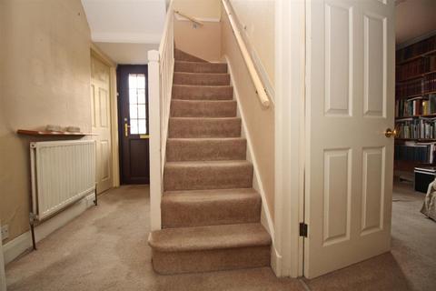 32 Hillside, Horsham, RH12 1NG