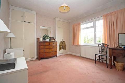 32 Hillside, Horsham, RH12 1NG