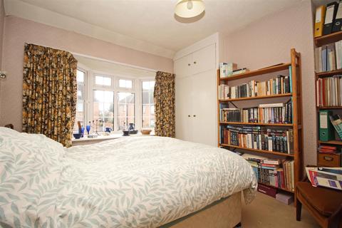 32 Hillside, Horsham, RH12 1NG