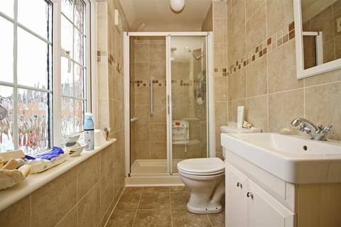 32 Hillside, Horsham, RH12 1NG