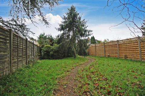 32 Hillside, Horsham, RH12 1NG