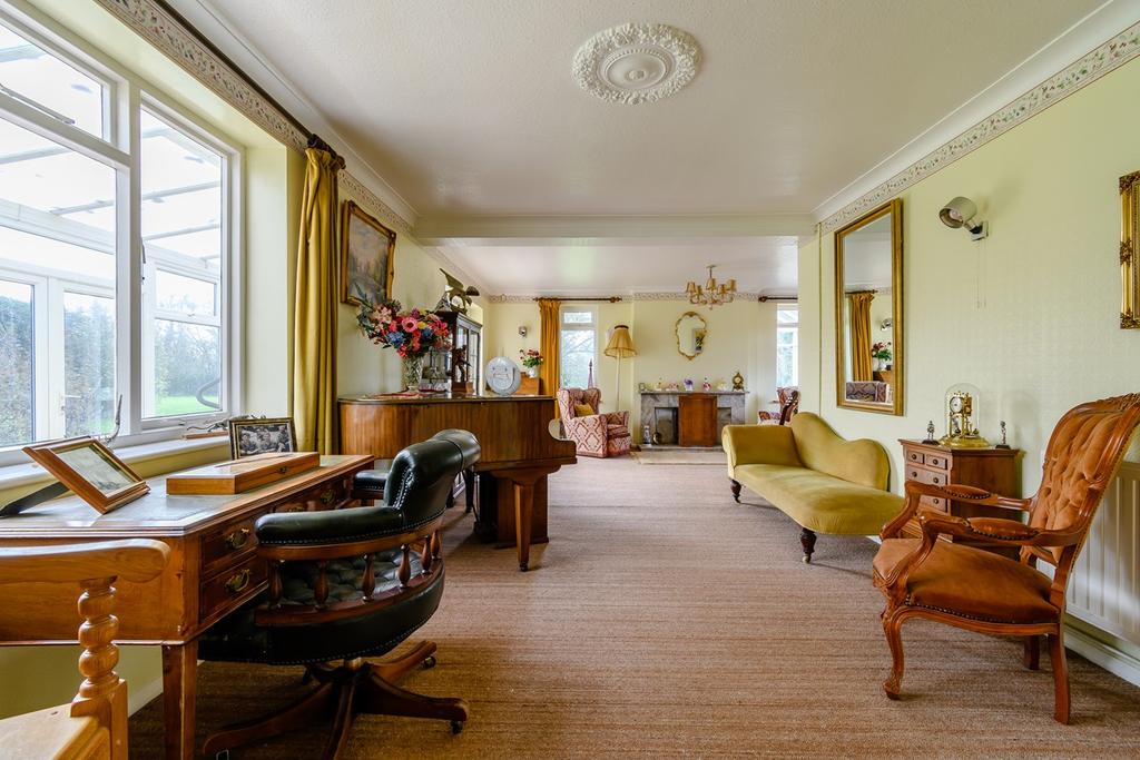 Astwick, Stotfold, Hitchin, SG5 6 bed detached house £1,200,000