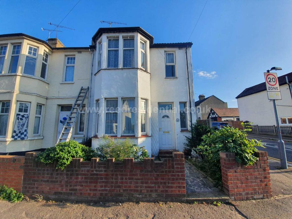 Fairfax Drive, Westcliff On Sea 3 bed end of terrace house £1,300 pcm