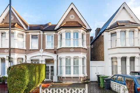 7 Thornsbeach Road, London, SE6 1DY