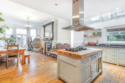 7 Thornsbeach Road, London, SE6 1DY