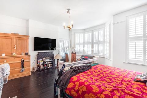 7 Thornsbeach Road, London, SE6 1DY