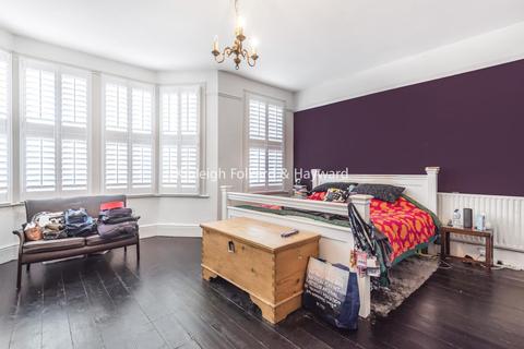 7 Thornsbeach Road, London, SE6 1DY