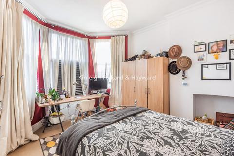 7 Thornsbeach Road, London, SE6 1DY